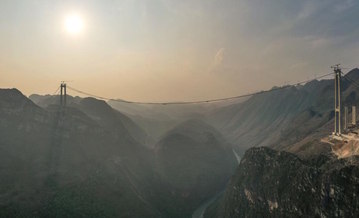 China acelera construção de ponte a 625 m de altura sobre cânion para bater recorde mundial (Reprodução/Xinhua – 27.03.2024)
